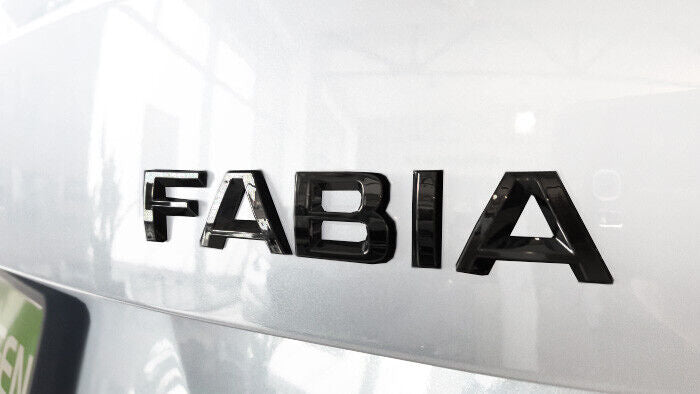 Emblème noir brillant « SKODA » / « FABIA »